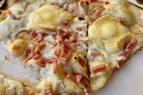 Eine Gro&szlig;aufnahme von einem wirklich feinen Flammkuchen.