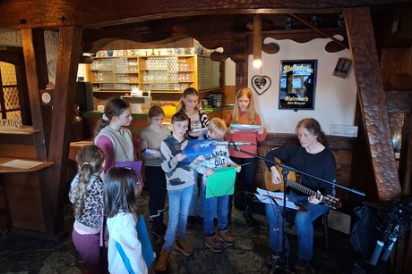 Kinderchor mit Gitarrenbegleitung
