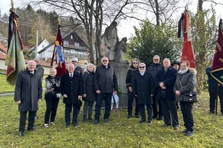 Die VdK-Vorstandschaft mit dem Ortsvorsteher und den Fahnenabordnungen.