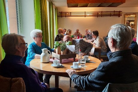 im Genießerhof unsere Mitglieder bei Kaffee und Kuchen