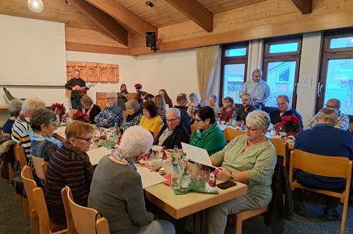 Das Bild zeigt Teilnehmende an der gut besuchten Advents- und Jahresabschlussfeier 2025