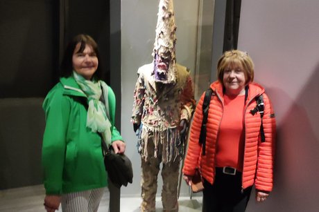 Cordula und Margaretha vor Narrenfigur
