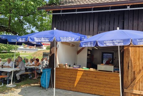 Gemütlicher Hock am Biertisch und alten Bäumen