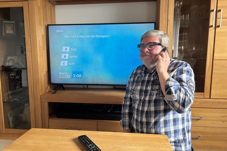 Roland Sauter vor dem TV bei der Beantwortung einer Frage.