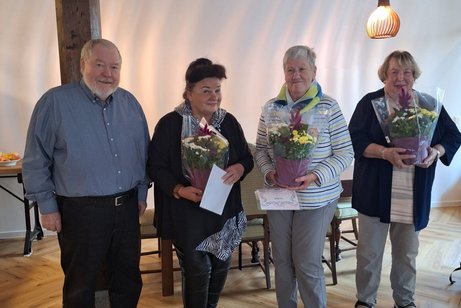 Karl Reichert, Margrit Mandel, Inge Müller und Elke Remus bei Ehrung stehend mit Blumen in der Hand