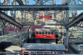 Riesenrad mit Fahrgast-Kabinen