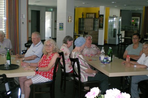 Teilnehmer der Bingorunde am Tisch