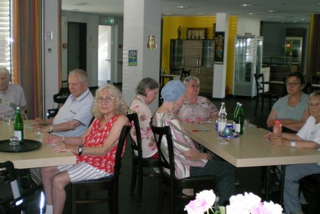 Teilnehmer der Bingorunde am Tisch