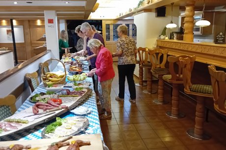 Leute holen sich Essen am Büfetts