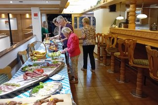 Leute holen sich Essen am Büfetts