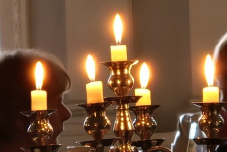 Kerzen beim Sektfrühstück im Rittersaal 5 brennende Kerzen in einem Leuchter