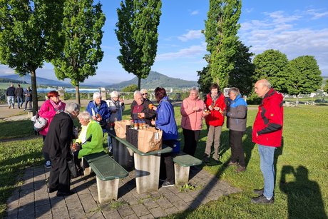 kurze Rast am Hegau mit Saft, Sekt und Brezel