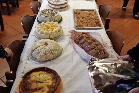 Tisch mit Kuchen