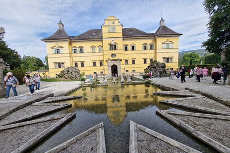 Schloss Hellbrunn mit sternef&ouml;rmigem Wasserbecken