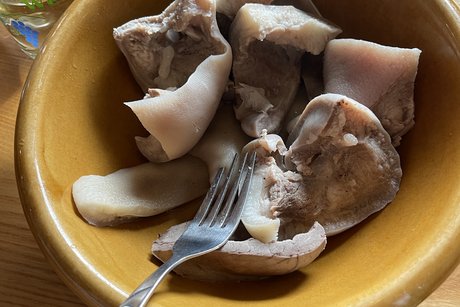 Sch&uuml;ssel mit Innereien vom Schwein