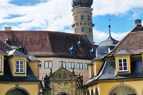 Eingang zu Schloss Weikersheim mit Torbogen und Turm im Hintergrund