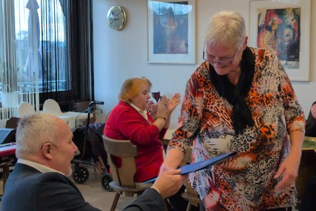 Vorstandsmitglied Elke Mollenkopf wird f&uuml;r Ihre 25-j&auml;hrige Mitgliedschaft und langj&auml;hrige T&auml;tigkeit als Schriftf&uuml;hrerin vom VdK-Bezirksvorsitzenden Joachim Steck geehrt