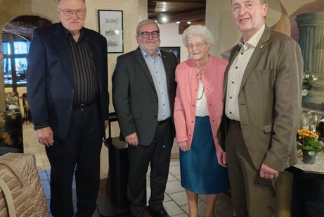 Das Foto zeigt die für 65 Jahre Mitgliedschaft geehrte Christine Uhlig zusammen mit Harald Jetschke, Roland Sauter und OB Roland Tralmer