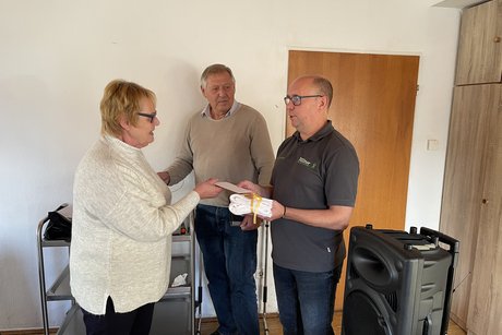 Ingrid Singh bedankt sich bei Herrn Hoffrichter