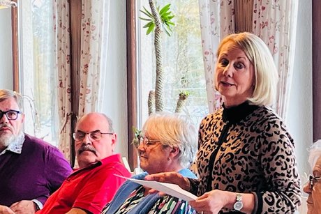 HV005 stellv. Kreisvorsitzende Edeltraud Guse steht am Tisch und spricht.