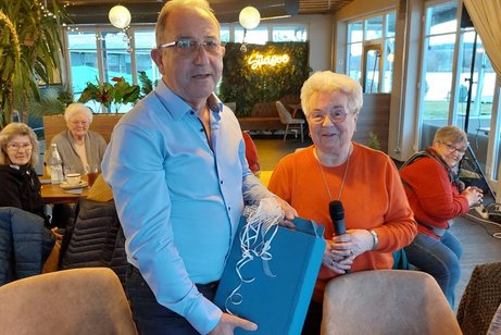 Erika &uuml;berreicht Armin Franke ein kleines Pr&auml;sent