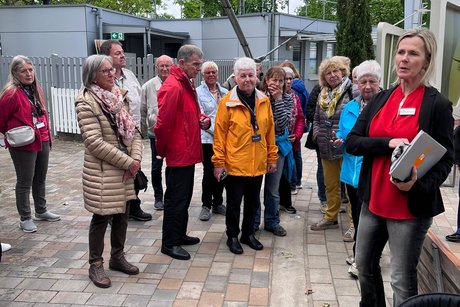 Gruppe von Besuchenden des VdK-Ortsverbandes bei der F&uuml;hrung