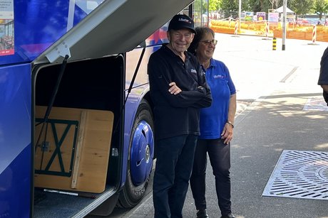 Busfahrer und Reisebegleiterin Auf dem Bild sind Florian Läufer, der Busfahrer, und Carola Hans, die Reisebegleiterin, vor dem Bus zu sehen.