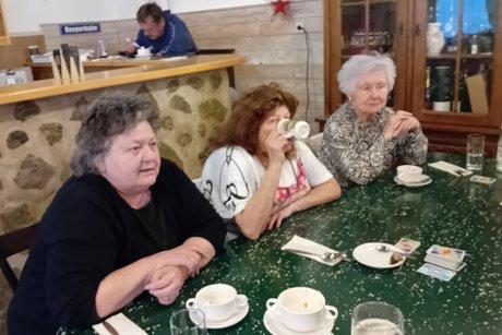 Bild zeigt 3 Frauen beim Kartenspiel