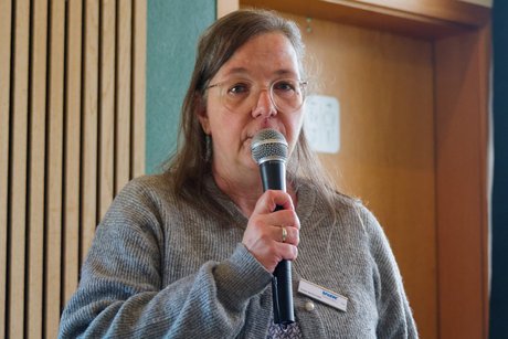 Hauptversammlung 2026, Ines Schmidt tr&auml;gt ihren Rechenschaftsbericht vor