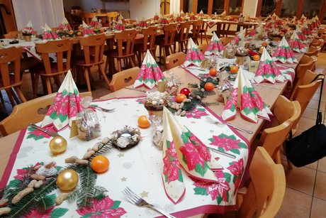Gedeckte Tische warten auf die Gäste