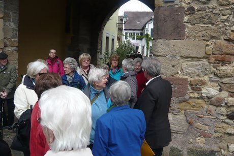 Durchgang unterhalb des Turms