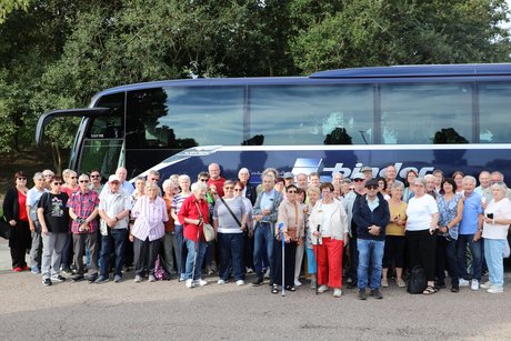 Alle Teilnehmer stehen vor dem Bus