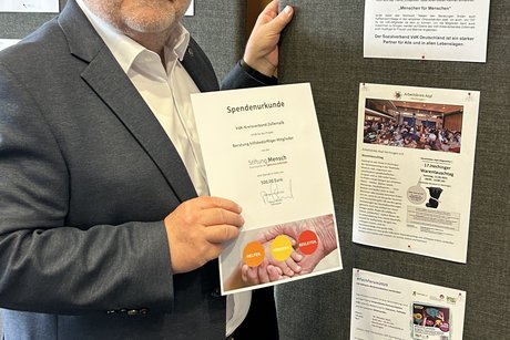 Der Kreisverbandsvorsitzende mit der Spendenurkunde.