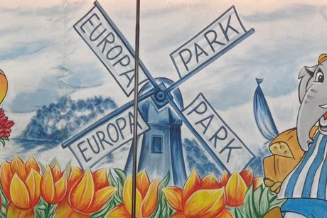 Zeichnung einer Windmühle mit dem Schiftzug Europapark auf den Flügeln