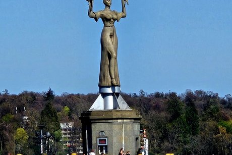 Die bekannte Skulptur "Imperia" steht auf ihrem drehbaren Sockel auf der rechten Seite der Hafeneinfahrt,