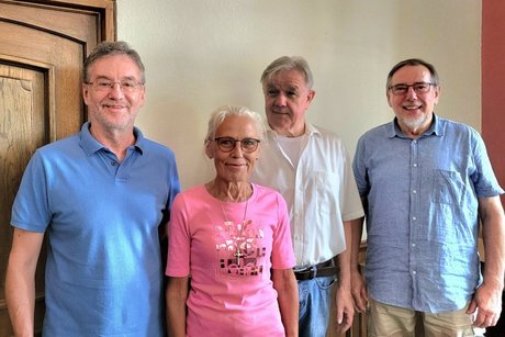 Die Vorstandsvorsitzende des Sozialverbandes VdK Ortsverband Rastatt Elvira Zoller mit Referent Helmut Hirsch von der Selbsthilfegruppe Atemblockaden im Schlaf und zwei seiner Kollegen.