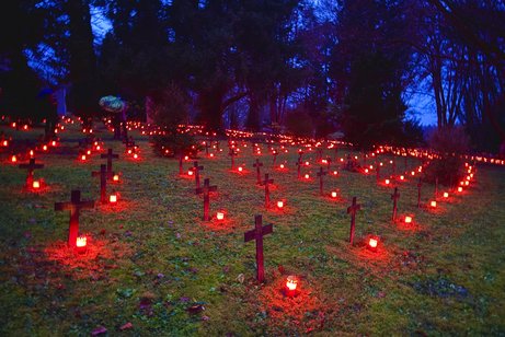 Lichter auf dem Friedhof