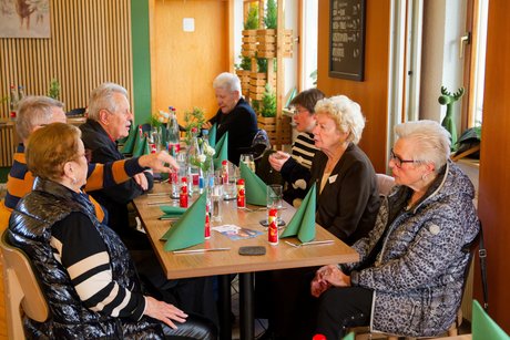 Besucher der Weihnachtsfeier im Gespr&auml;ch