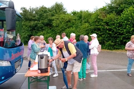 Bild zeigt gruppe beim Kaffee Trinken