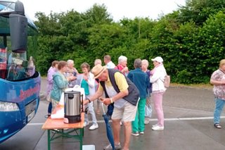 Bild zeigt gruppe beim Kaffee Trinken