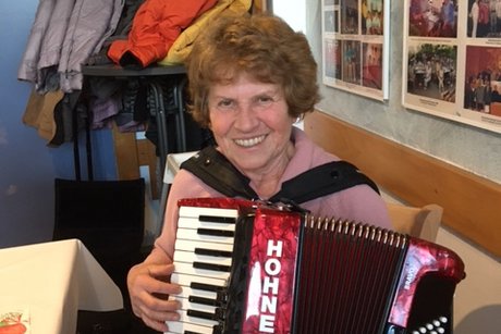 Frau Schmidgall am Akkordeon
