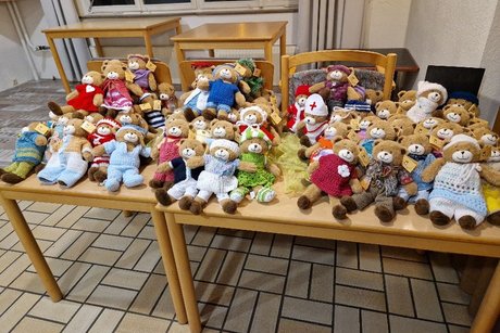 ein Teil der Hoffnungsb&auml;ren auf zwei Tischen