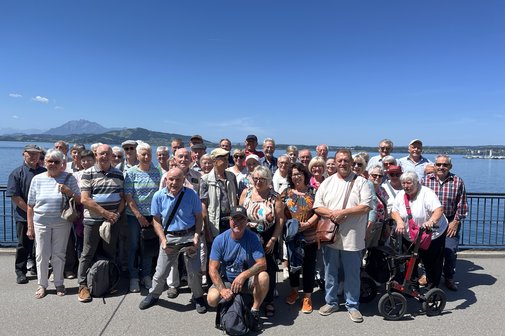 Die Ausfl&uuml;gler stellen sich zum Gruppenbild vor dem See.