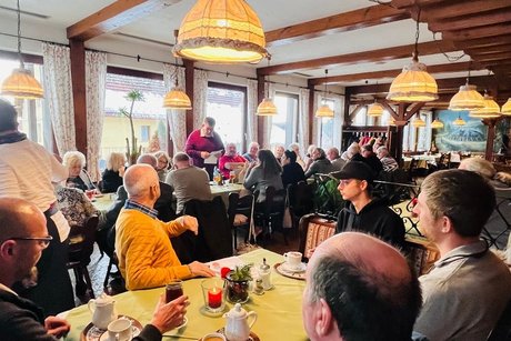 HV001 Hotel Sternen Post Restaurant voll mit Mitgliedern