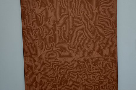 sehr sanfte Farbe, in rötlichen Braun und beige-leicht rose Dot und Strichtechnik auf Leinwand.Die wellenförmig und geometrisch wirkenden Felder sollen indigene Symbole darstellen.Thema indigene Wüstengebiete Australiens