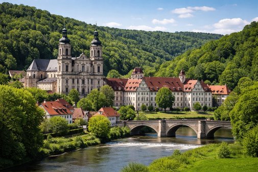 Kloster Sch&ouml;ntal. Im Vordergrund Fluss mit Br&uuml;cke