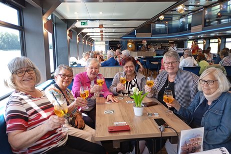 Fr&ouml;hliche Mitglieder auf dem Schiff