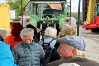 Mostbauer-Zügle mit angehängten Wagen und mehreren Fahrgästen