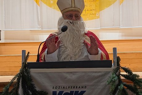 Vorweihnachtlicher Nachmittag Nikolaus am Rednerpult.