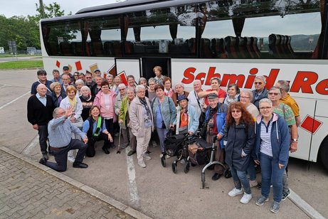 Ausflugsteilnehmer vor dem Bus